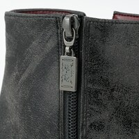 赤井秀一モデルのシューズ。