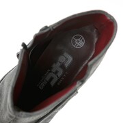 赤井秀一モデルのシューズ。