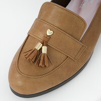 毛利蘭モデルのシューズ。