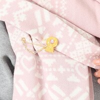 毛利蘭モデルのストールピン使用例。