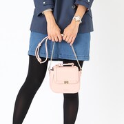 毛利蘭モデルのバッグ使用例。