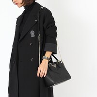 赤井秀一モデルのバッグ使用例。