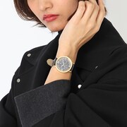 赤井秀一モデルの腕時計使用例。