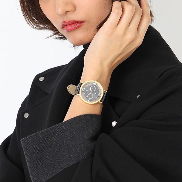 赤井秀一モデルの腕時計使用例。