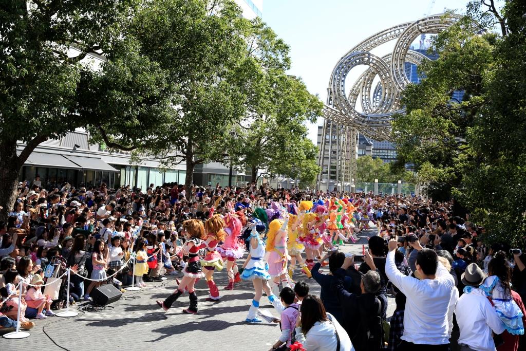 「映画HUGっと！プリキュア▽ふたりはプリキュア オールスターズメモリーズ」ダンスパレードの様子。