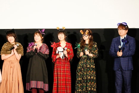 左から八神はやて役の植田佳奈、シグナム役の清水香里、ヴィータ役の真田アサミ、シャマル役の柚木涼香、ザフィーラ役の一条和矢。(photo:MASA)
