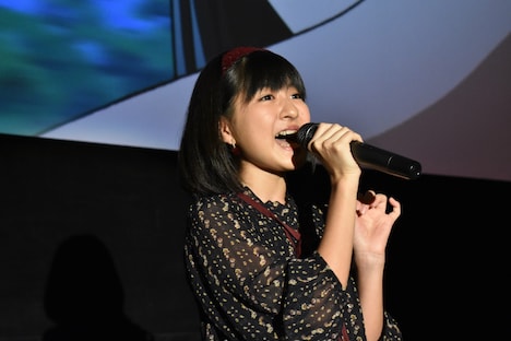 挿入歌「ジンカンバンジージャンプ！」を歌う小林星蘭。