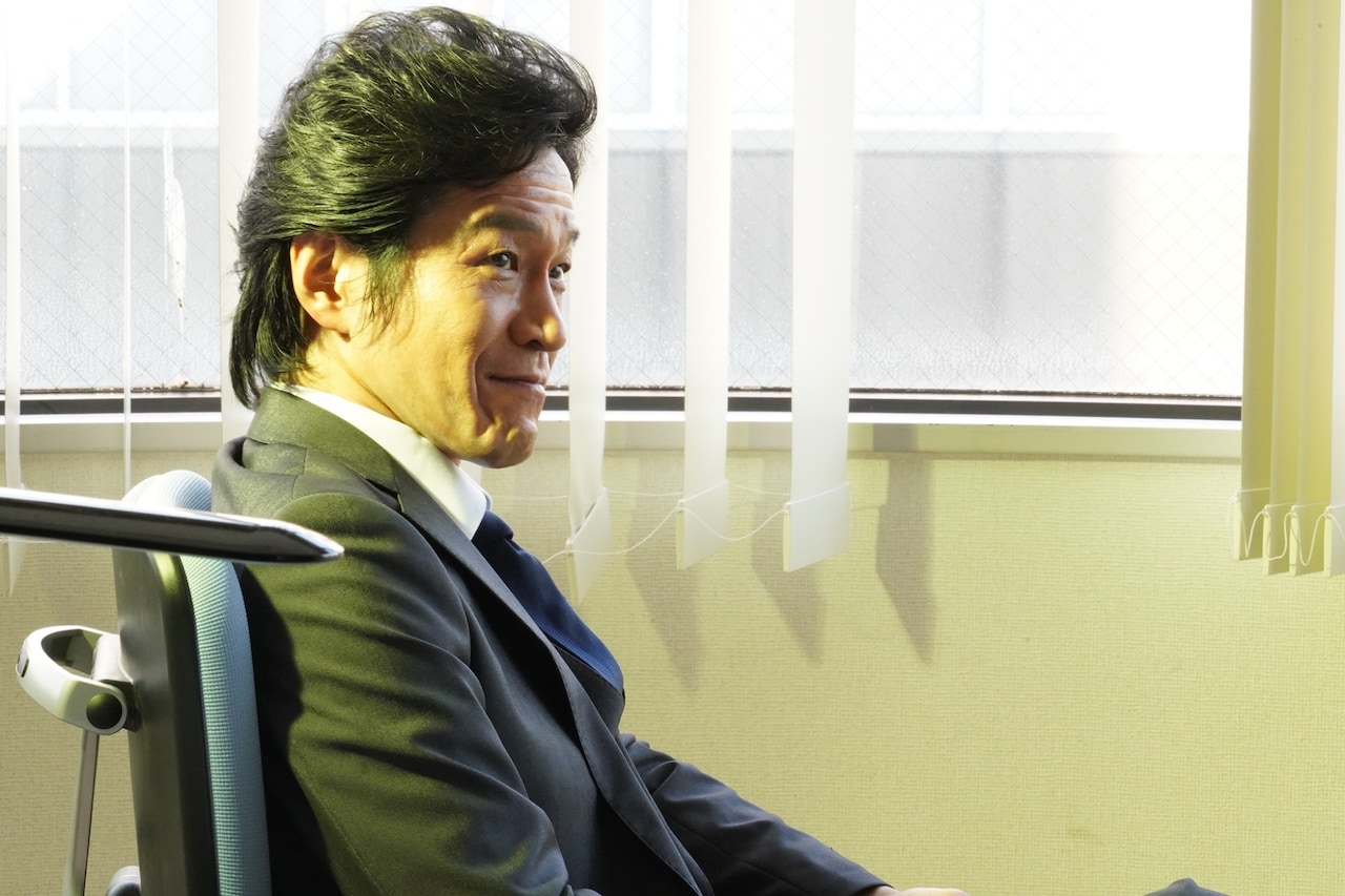 ドラマ「ドロ刑」第3話に小山力也がゲスト出演！部下たちにも顔も見せない謎の存在