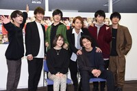 前列左からヨナ役の生駒里奈、ハク役の矢部昌暉（DISH//）。後列左からゼノ役の木津つばさ、ジェハ役の西川俊介、キジャ役の山本一慶、スウォン役の陳内将、シンア役の奥谷知弘、ユン役の樋口裕太。