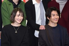 左から生駒里奈、矢部昌暉（DISH//）。