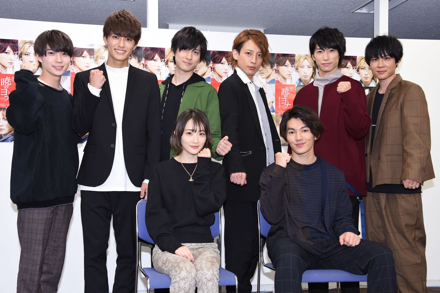 前列左からヨナ役の生駒里奈、ハク役の矢部昌暉（DISH//）。後列左からゼノ役の木津つばさ、ジェハ役の西川俊介、キジャ役の山本一慶、スウォン役の陳内将、シンア役の奥谷知弘、ユン役の樋口裕太。