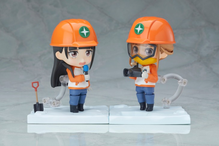 「ねんどろいど 小淵沢報瀬」と「ねんどろいど 三宅日向」を並べた様子。