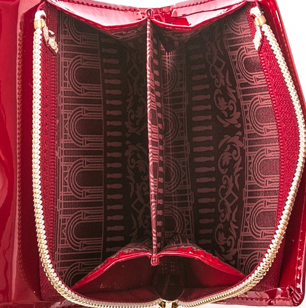 セイバーモデルの財布。