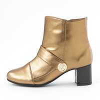 セイバーモデルのシューズ。