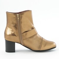 セイバーモデルのシューズ。