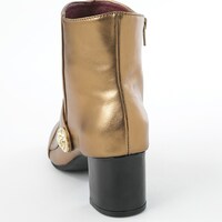 セイバーモデルのシューズ。