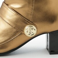 セイバーモデルのシューズ。