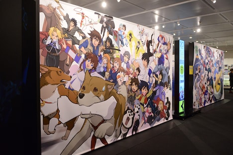 「ボンズ20周年記念展」の様子。20周年を記念した大型ビジュアルタペストリー。