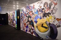 「ボンズ20周年記念展」の様子。20周年を記念した大型ビジュアルタペストリー。