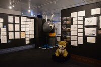 「ボンズ20周年記念展」の様子。