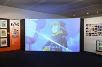 「ボンズ20周年記念展」の様子。展示作品のオープニング映像が上映されている。