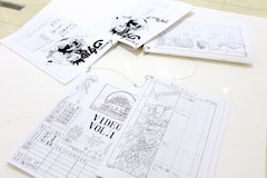 魔神英雄伝ワタル」30周年記念展が明日から、歴代イラスト展示にサイン 