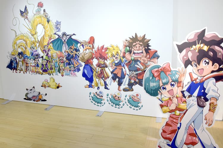 魔神英雄伝ワタル」30周年記念展が明日から、歴代イラスト展示にサイン 