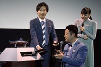 「超合金魂 GX-86 宇宙戦艦ヤマト2202」の音声ギミックを披露する和牛・水田（手前）。(c)西﨑義展/宇宙戦艦ヤマト 2202 製作委員会