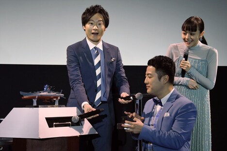 「超合金魂 GX-86 宇宙戦艦ヤマト2202」の音声ギミックを披露する水田（手前）。(c)西﨑義展/宇宙戦艦ヤマト 2202 製作委員会