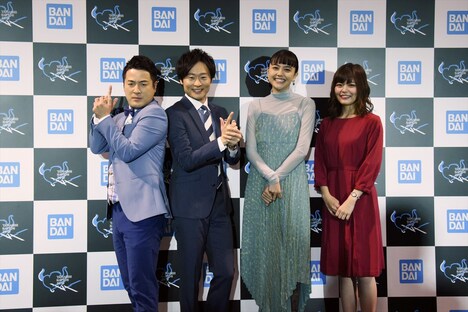 左から和牛、松井愛莉、鈴代紗弓。和牛は「ダグ＆キリル」をイメージしたポーズを決めている。