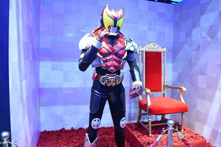 秋葉原UDX会場に展示されている仮面ライダーキバのスーツ。