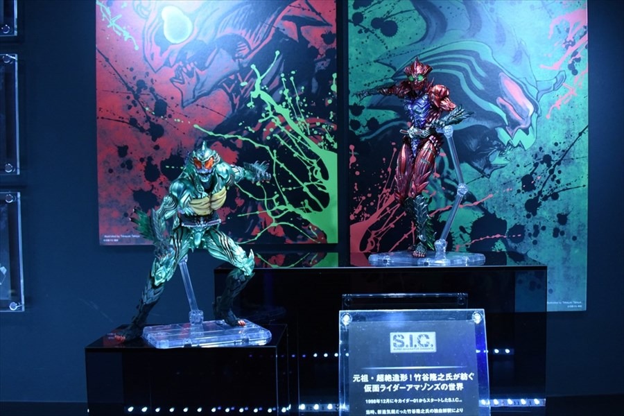 「S.I.C. 仮面ライダーアマゾンアルファ」（右）、「S.I.C. 仮面ライダーアマゾンオメガ」（左）。