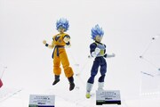 「S.H.Figuarts スーパーサイヤ人ゴッド スーパーサイヤ人孫悟空 -超-」（左）、「S.H.Figuarts スーパーサイヤ人ゴッド スーパーサイヤ人ベジータ -超-」（右）。