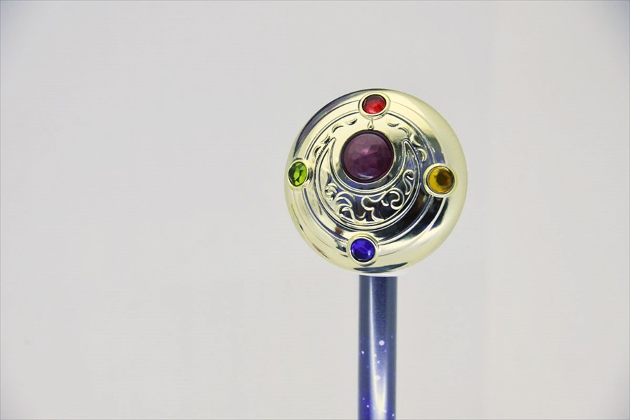 「PROPLICA 変身ブローチ＆変装ペンセット」の変身ブローチ。