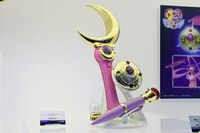 「PROPLICA ムーンスティック」と「PROPLICA 変身ブローチ＆変装ペンセット」。