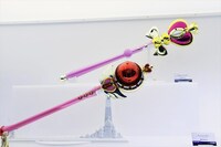 「PROPLICA キューティームーンロッド」（手前）と「PROPLICA スパイラルハートムーンロッド」（奥）。