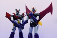 「超合金魂 マジンガーZ D.C. ダメージバージョンアニメカラー」（左）、「超合金魂 グレートマジンガー D.C. アニメカラーバージョン」（右）。