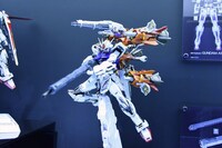 「METAL BUILD エールストライクガンダム」と「METAL BUILD ガンバレルストライカー」。