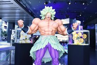 「ブロリー」立像