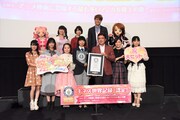 上段左からキュアエール、田村ゆかり、田村奈央、宮野真守、キュアブラック、下段左から小倉唯、本泉莉奈、引坂理絵、ギネス世界記録認定員の石川佳織氏、東映アニメーション社長の高木勝裕、本名陽子、ゆかな。