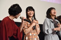 左から田村奈央、小倉唯、本泉莉奈。