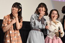 左から小倉唯、本泉莉奈、引坂理絵。
