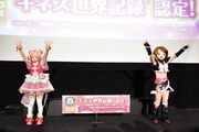 観客に手を振るキュアエール、キュアブラック。
