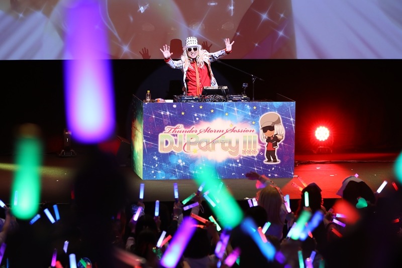 DJ KOOによるパフォーマンスの様子。