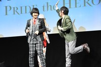 DJ KOOとハイタッチをするキャスト。