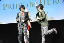 DJ KOOとハイタッチをするキャスト。