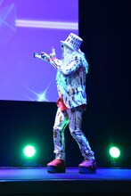 フロアと写真を撮るDJ KOO。