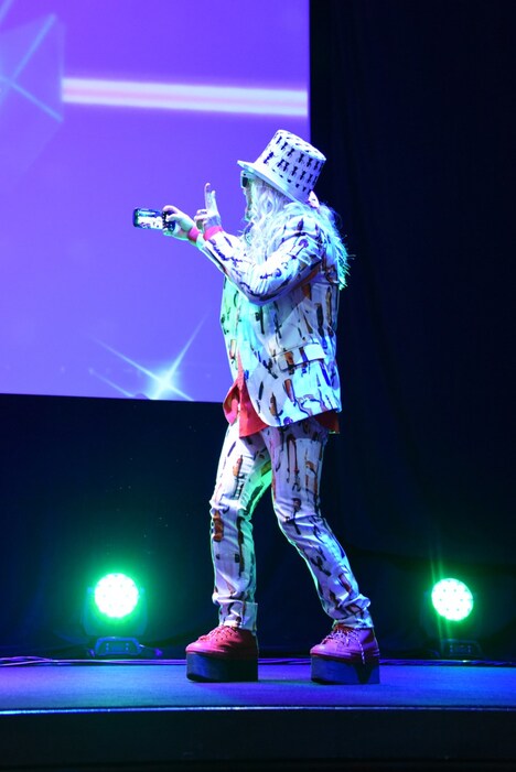 フロアと写真を撮るDJ KOO。