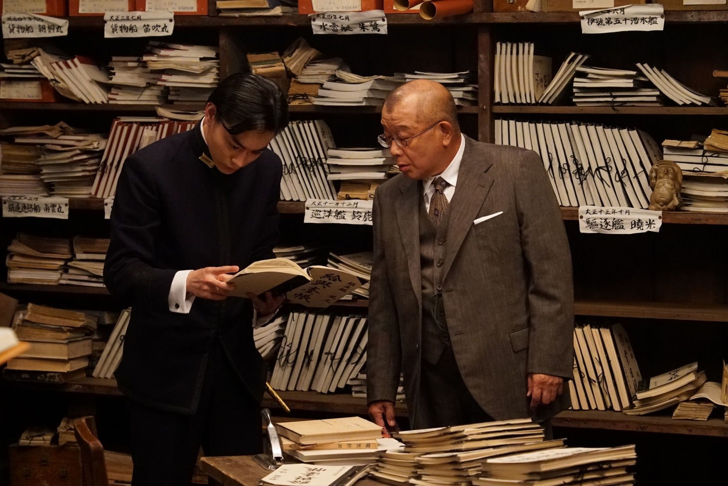 左から菅田将暉扮する櫂直、笑福亭鶴瓶扮する大里清。