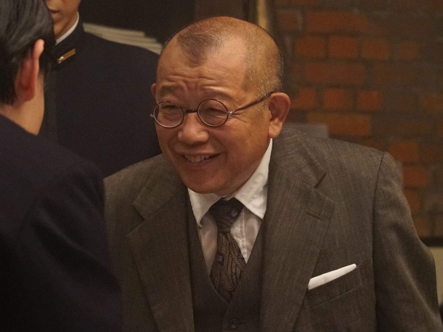 笑福亭鶴瓶扮する大里清。